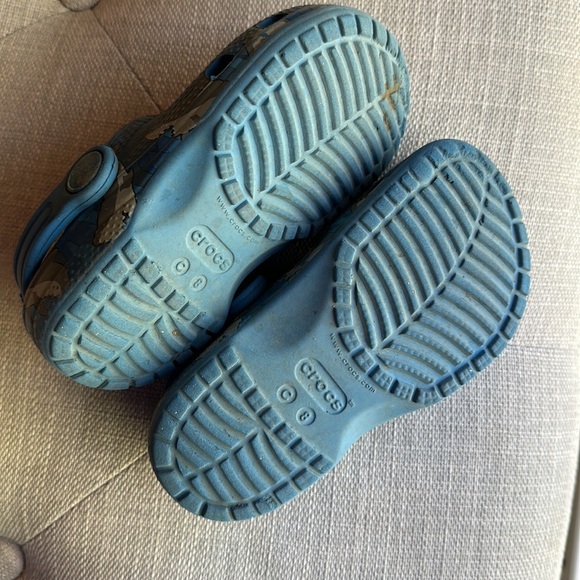 Size toddler 8 shark crocs - Picture 3 of 4